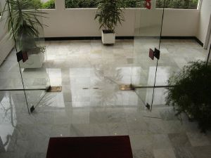 hall d'entreprise sol en marbre rénové et brillant