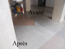 hall d'immeuble en travertin abimé et gris