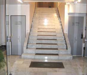 hall d'entreprise escalier en marbre rénové