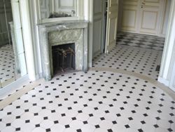 Entrée du trianon damier pierre et noir remis en état Entrée du trianon damier pierre et noir remis en état